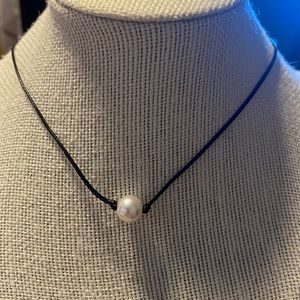 Pearl (faux) leather strap necklace/choker